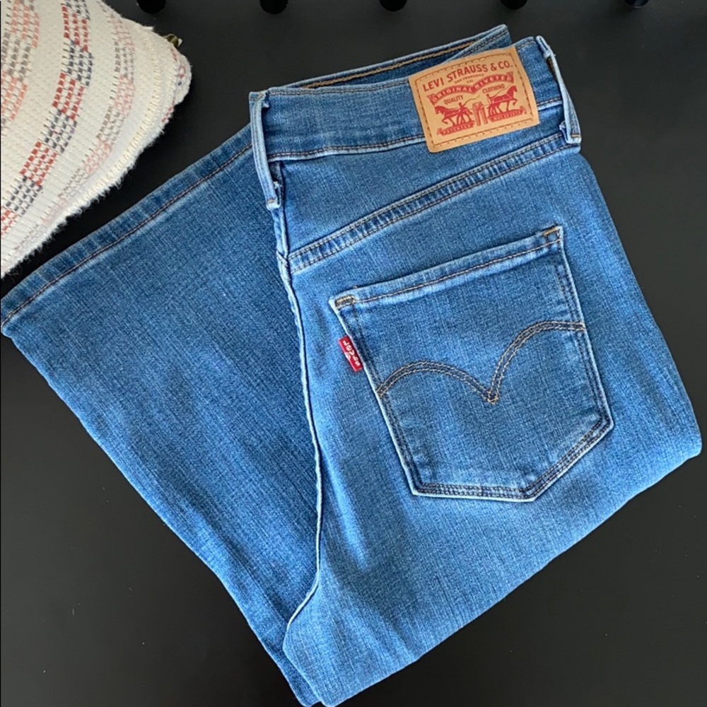 Levi’s 315 Shaping Bootcut Jeans 💙